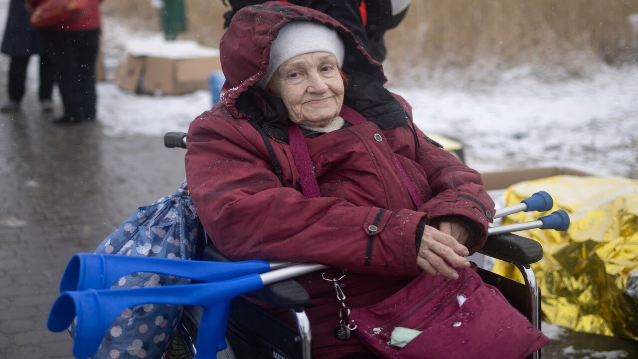 09/03/2022. Przemysl, Polen. Galaina Mama Gala, 87 jaar oud, steekt de grens tussen Oekraïne en Polen over bij de grensovergang Medyka. 