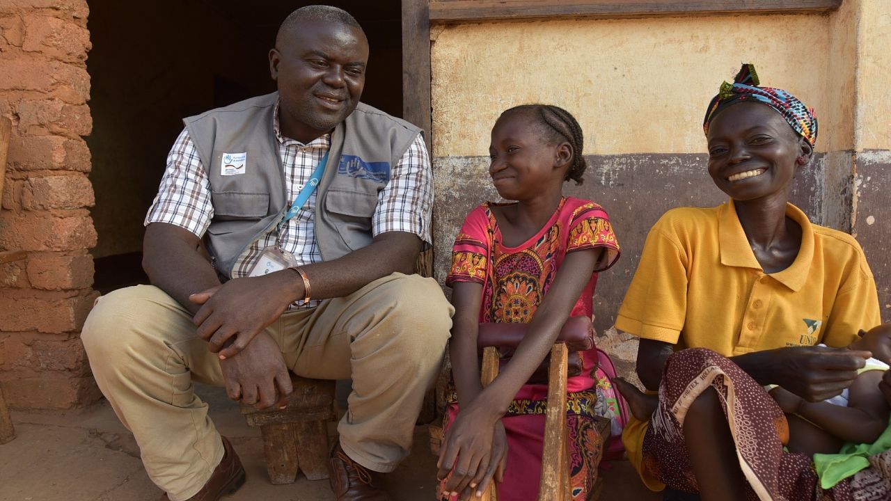 Een HI kinesitherapeut werkt met een jonge patiënt in Bambari.