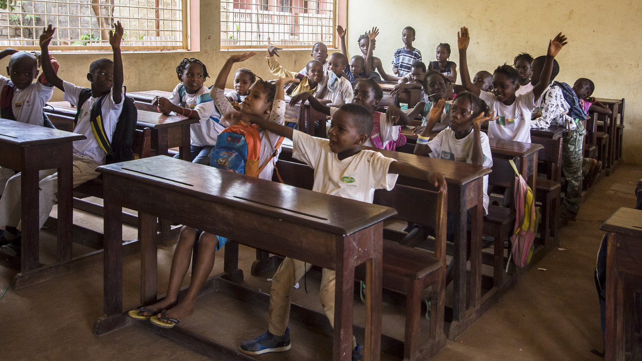 Een groep kinderen volgt les op een school in Guinee-Bissau