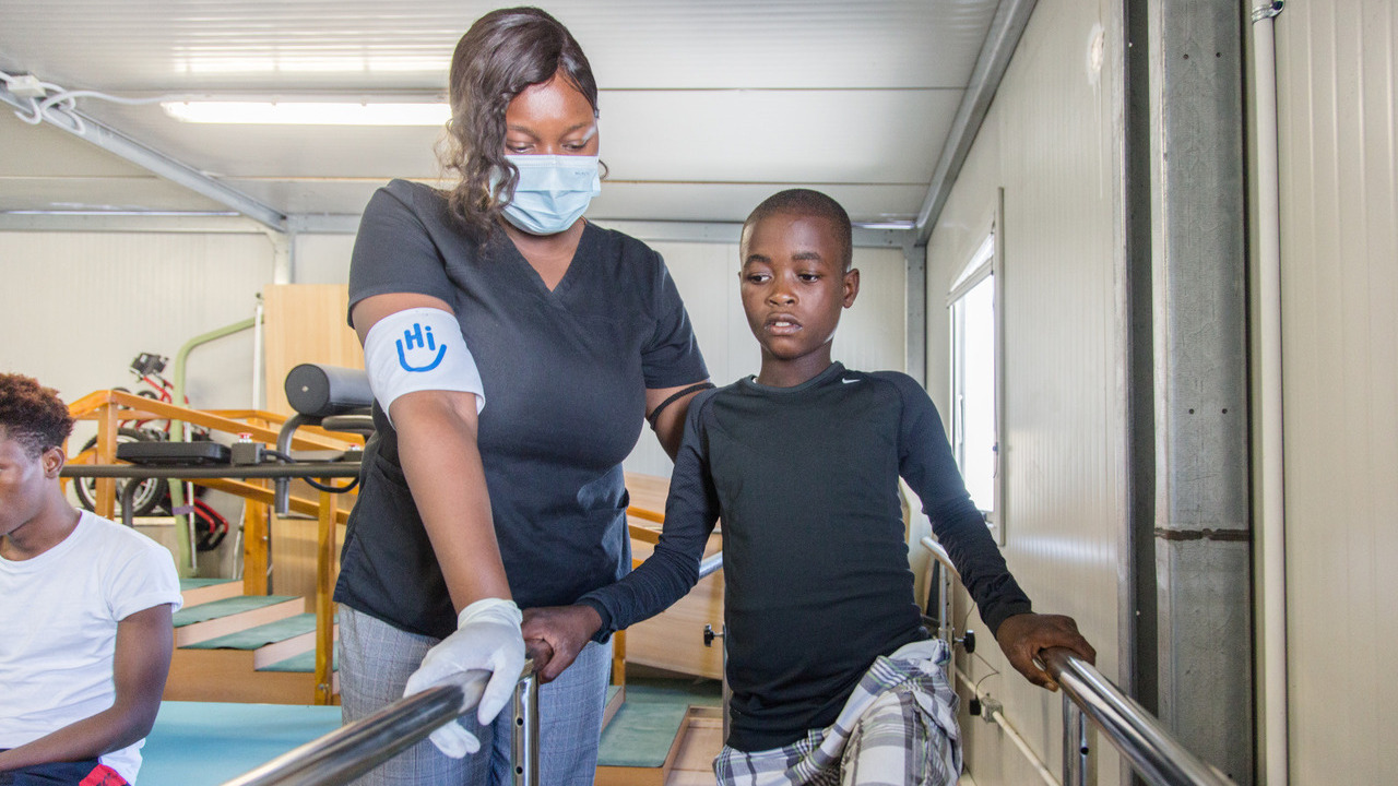 Villereson, 14 jaar, heeft zijn linkervoet en rechterarm gebroken als gevolg van aardverschuivingen na de aardbeving van 2021. Vergezeld door zijn moeder woont hij zijn 12e revalidatiesessie bij.
