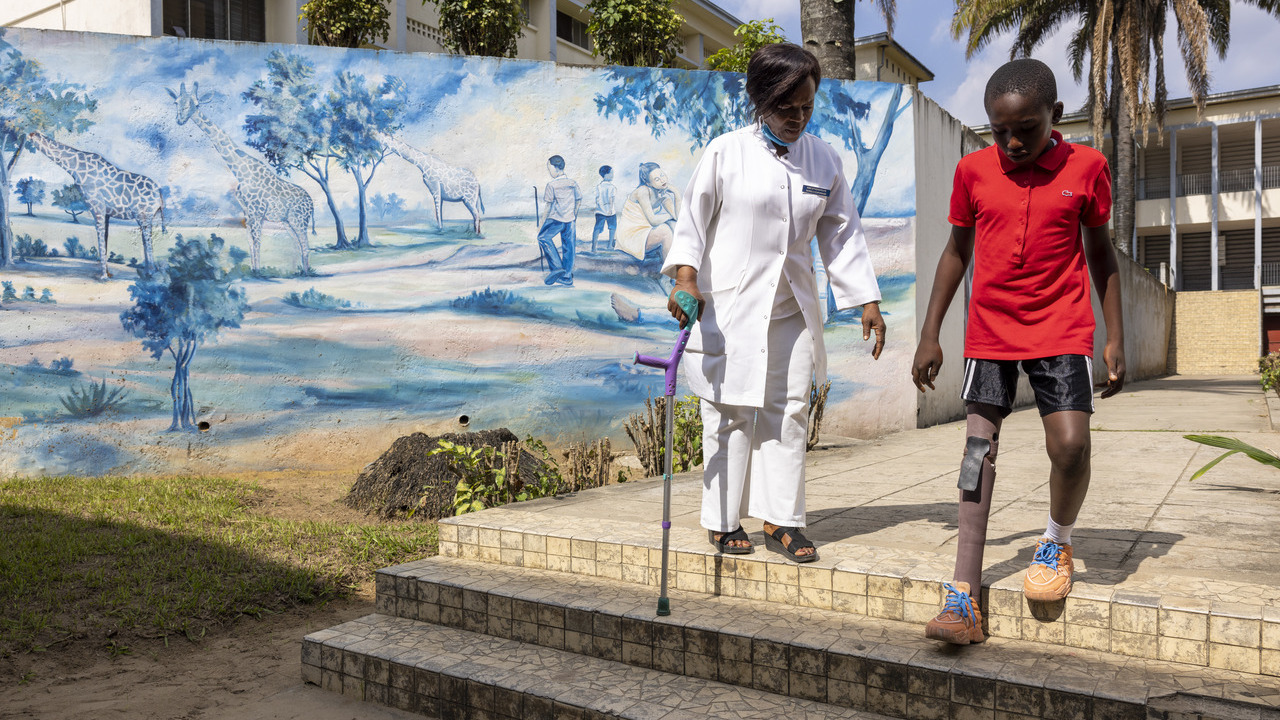 Dankzij de steun van HI kreeg Dieudonné in 2022 een prothese en krijgt hij momenteel revalidatiesessies in de Cliniques Universitaires de Kinshasa.