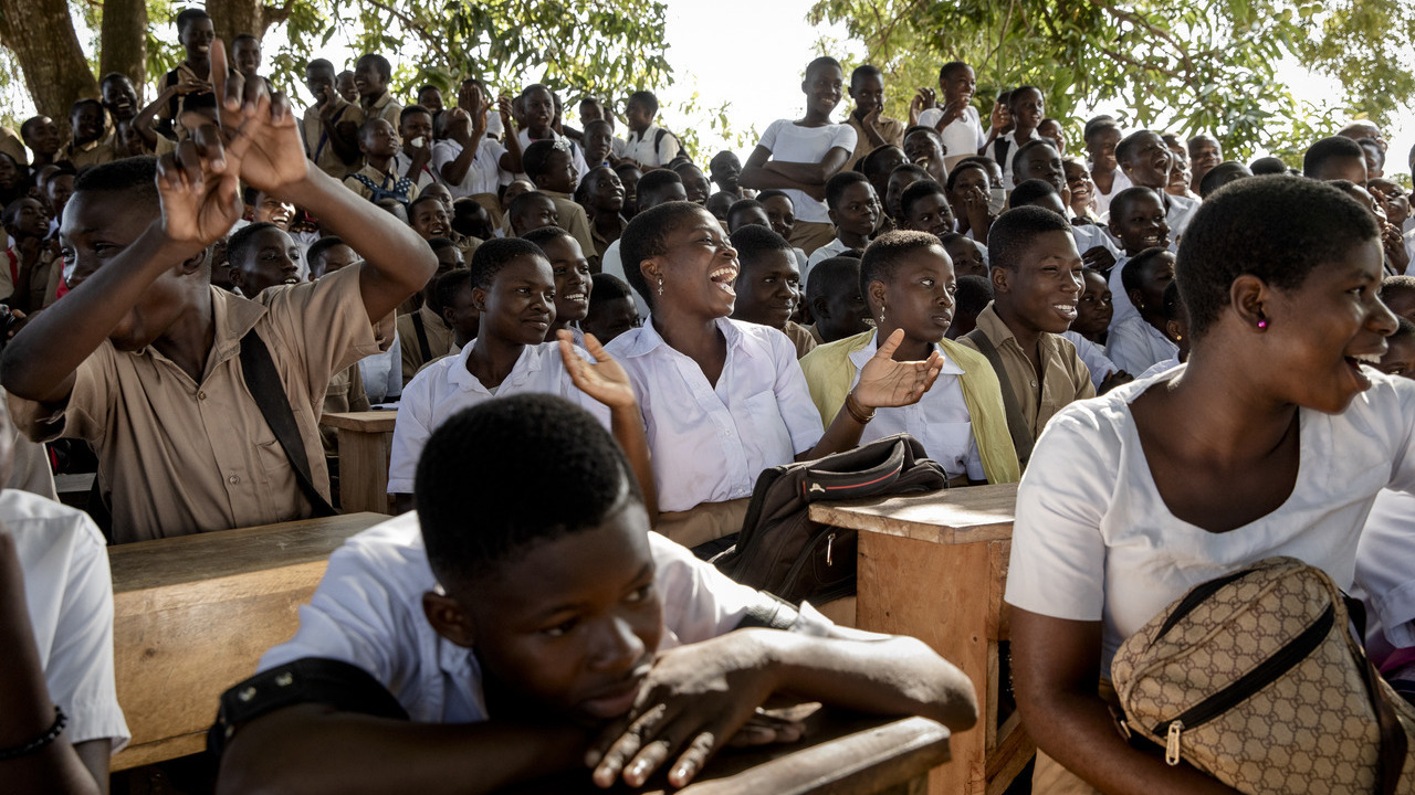 Leerlingen barsten in lachen uit tijdens een participatieve theatervoorstelling van de Nyagbe ("het woord") vereniging op het Lycée Gbodjomé in Goumoukopé.