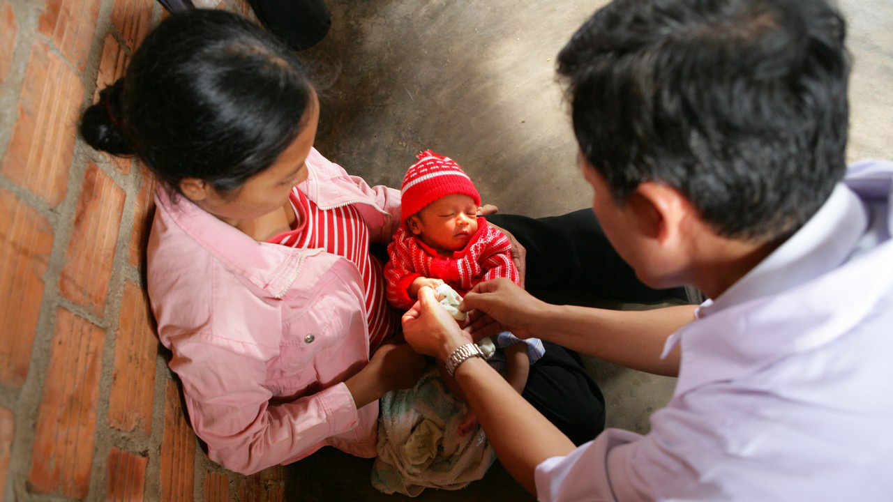 HI Maternal and Child Health Project. Een moeder en kind worden bezocht door de dokter in het revalidatiecentrum.