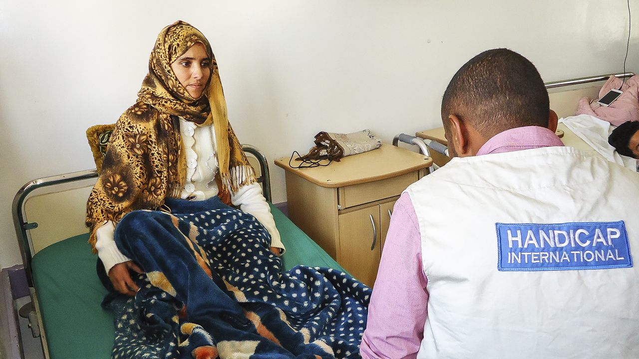 Bushra, 24 jaar, raakte gewond aan haar been bij een bombardement. Ze wordt opgevolgd door HI.