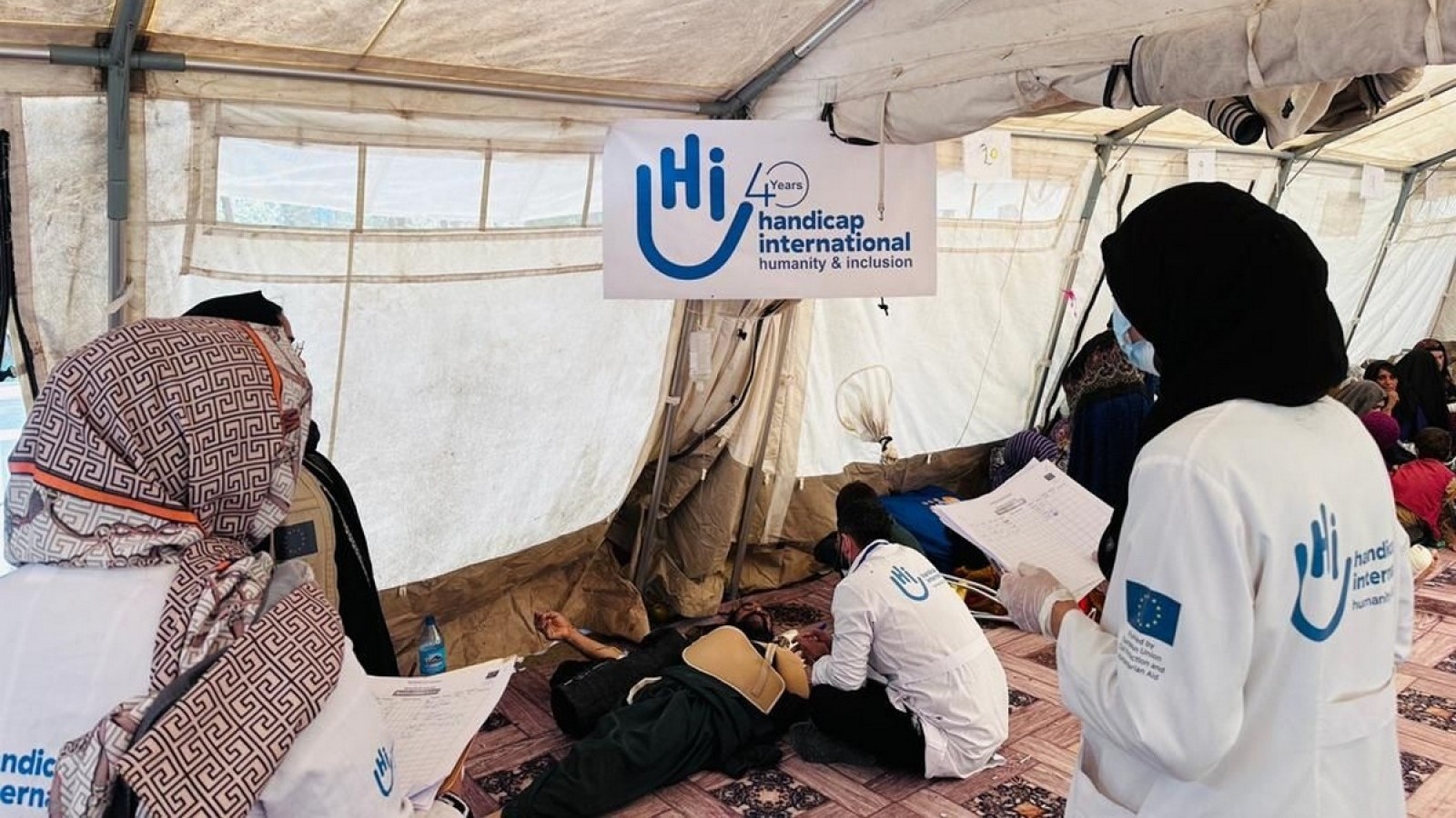 Teams van Handicap International in een kamp voor binnenlands ontheemden in het Heart City Hospital.