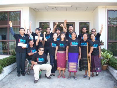 Le groupe des Ban Advocates au Laos, lors d'une session d'information