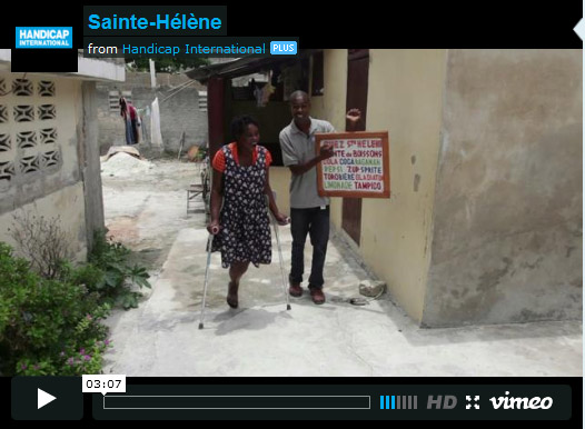 screen video met saint helene op krukken