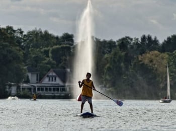 personne pratiquant du paddle au lac de Genval