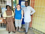 Griet Van de Voorde en twee collega's voor het HI-kantoor in Cotonou, Benin. 