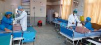Drie zwaargewonde jongeren worden behandeld door artsen op de intensive care van het revalidatiecentrum in Kandahar, Afghanistan.