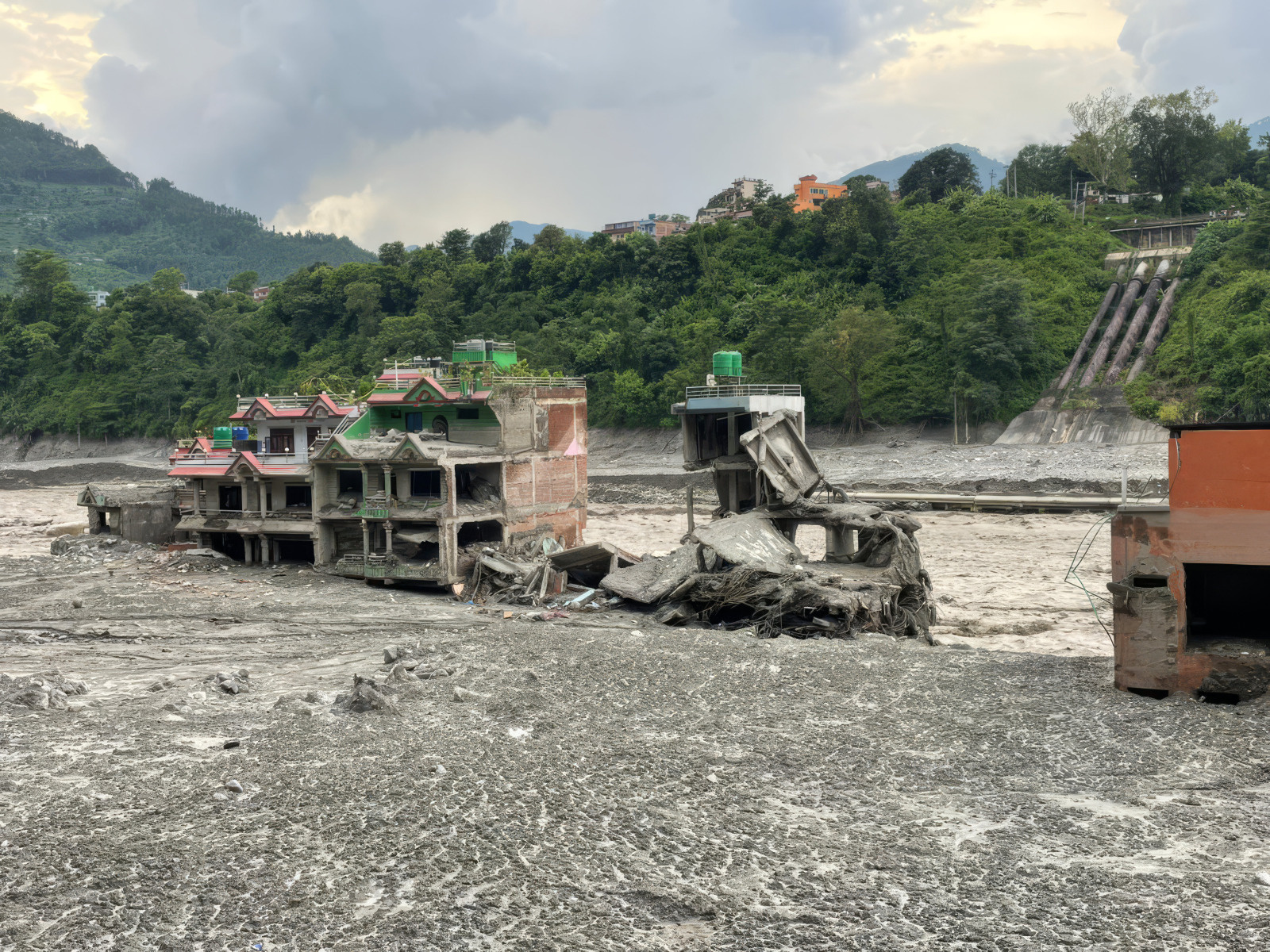 Modderstroom in Nepal: Handicap International start noodhulpactie