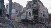 Zware verwoestingen in Aden, in het zuiden van Jemen. De 7 jaar durende oorlog in Jemen heeft de grootste humanitaire crisis ter wereld veroorzaakt. De omvang van de vernietiging van de infrastructuur door massale bombardementen en beschietingen in bevolkte gebieden, en ook de verontreiniging door explosieven zijn enorme uitdagingen die moeten worden overwonnen. 