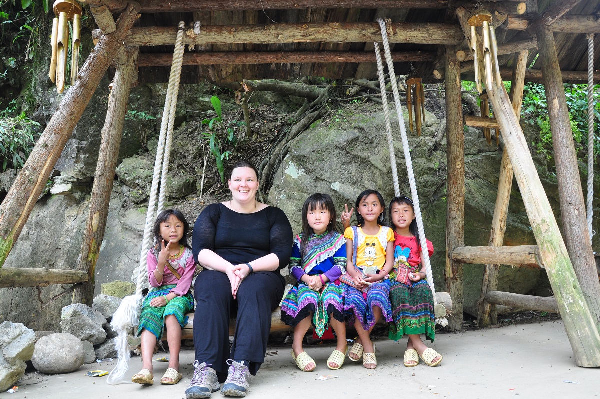 Foto: Griet tijdens één van haar werkbezoeken in Azië, hier bij de jeugdige lokale bevolking in Vietnam.