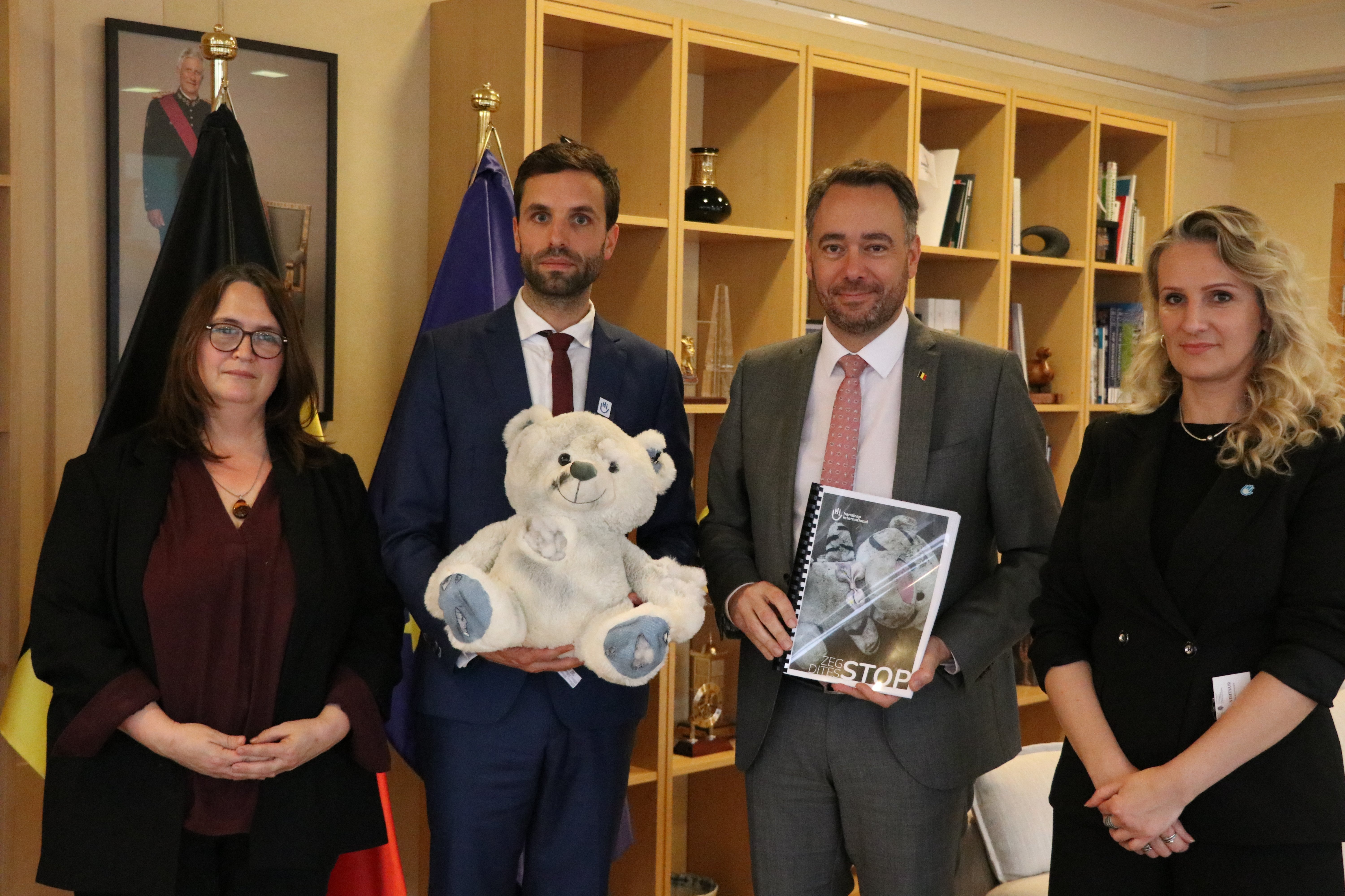 Petitie en teddybeer overhandigd aan minister Prévot
