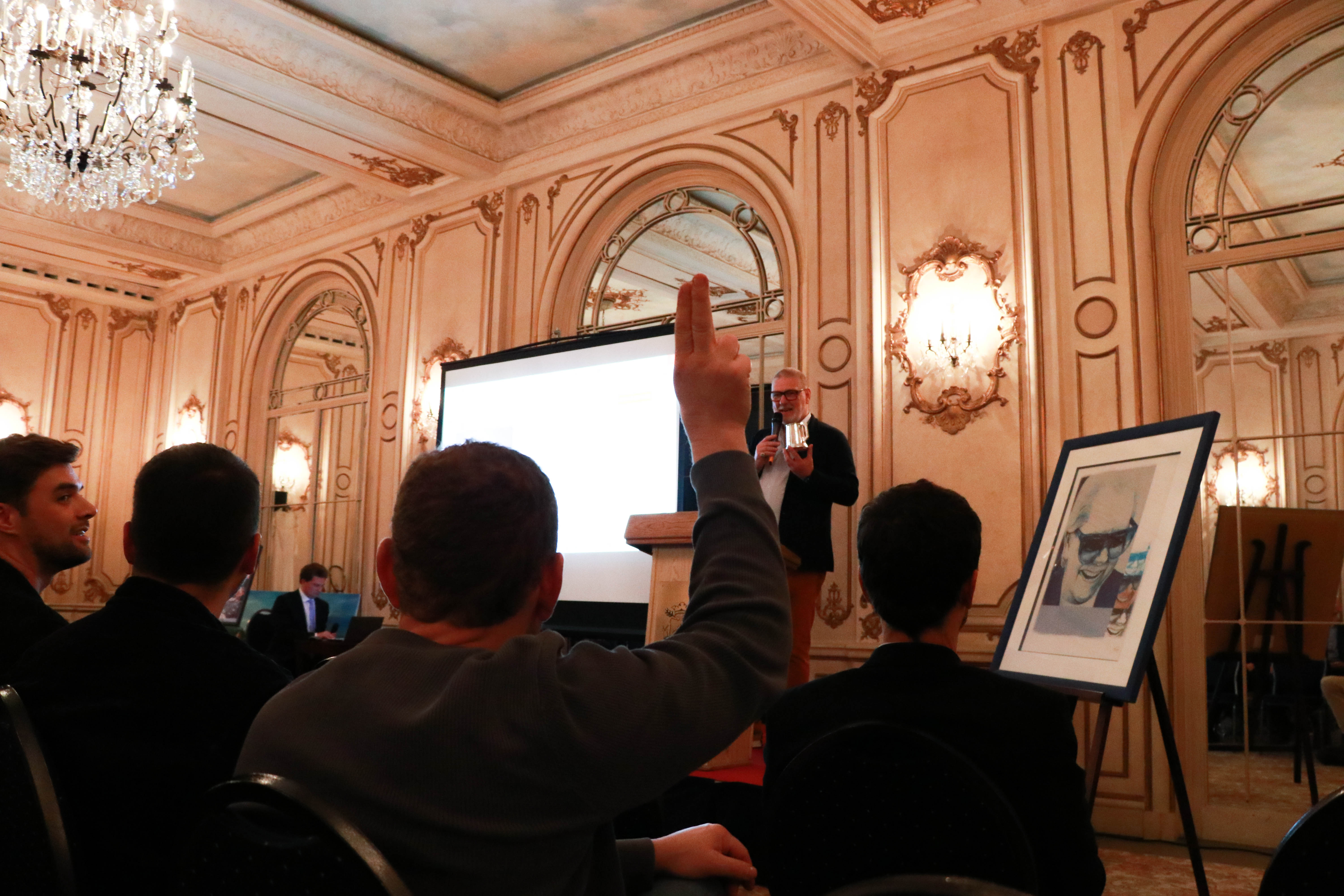 Une pinte en argent est mis aux enchères. Dans le public, quelqu’un lève la main.