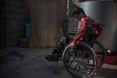 Annas, âgé de 15 ans, vit chez sa mère dans la banlieue de Mossoul. Lors de combats à Mossoul en 2016, il est blessé par des éclats de mortier à la colonne vertébrale. Malgré son handicap, Annas refuse toute aide. Il veut s'habiller seul, monter seul sur son fauteuil et se déplacer seul dans la rue : 