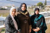 Ibtisam, Aicha en Hoda, drie vertegenwoordigers van de gebruikersgroep van het revalidatiecentrum Mousawat. 