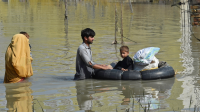 Des victimes des inondations se frayent un chemin dans l'eau après une crue soudaine à Matiari, dans la province de Sindh, au Pakistan, le 29 août 2022. 