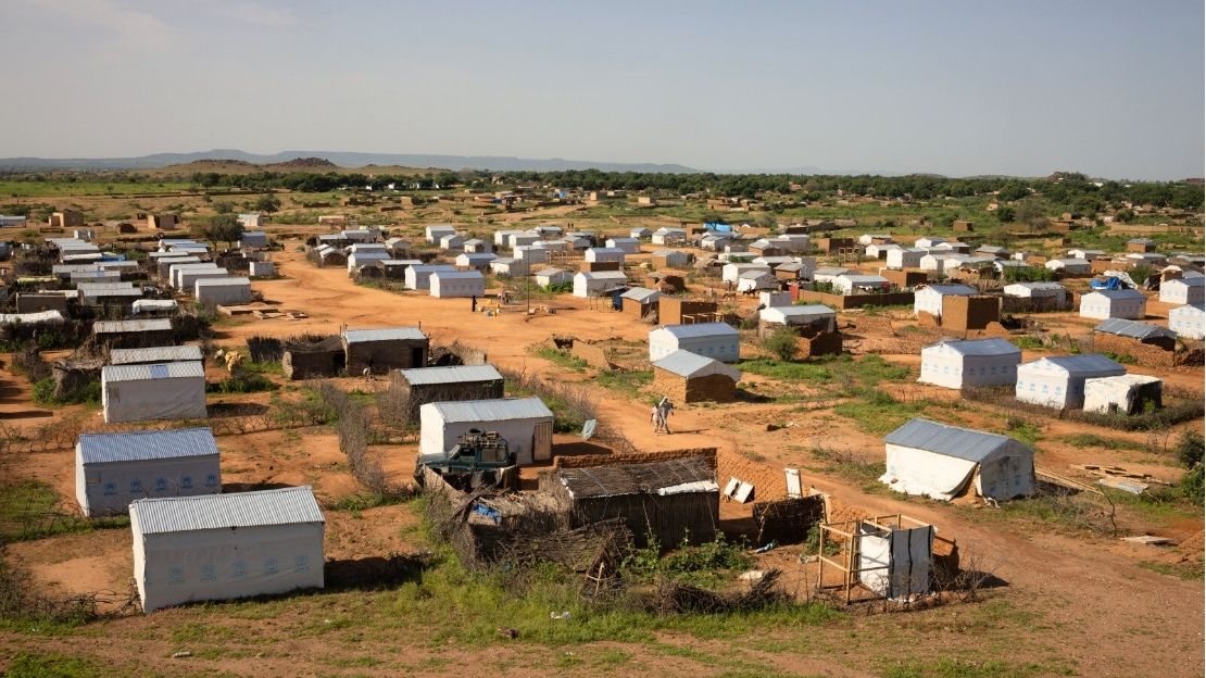 Plaine ouverte avec des dizaines de petits bâtiments blancs