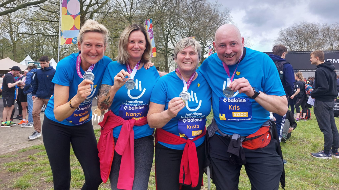 4 deelnemers van de Antwerp 10 Miles tonen hun medaille