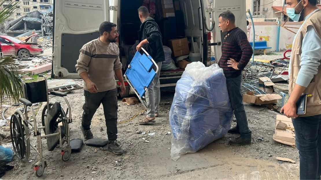 Medewerkers en vrijwilligers van Handicap International beoordelen de behoeften van slachtoffers en verstrekken noodhulppakketten aan ontheemden in opvangplaatsen in Rafah, Gaza, afgelopen oktober.
