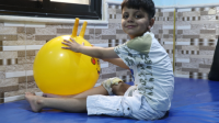  Ayham Amer Ghannam au centre de santé Al Rahma lors d’une séance de thérapie physique.