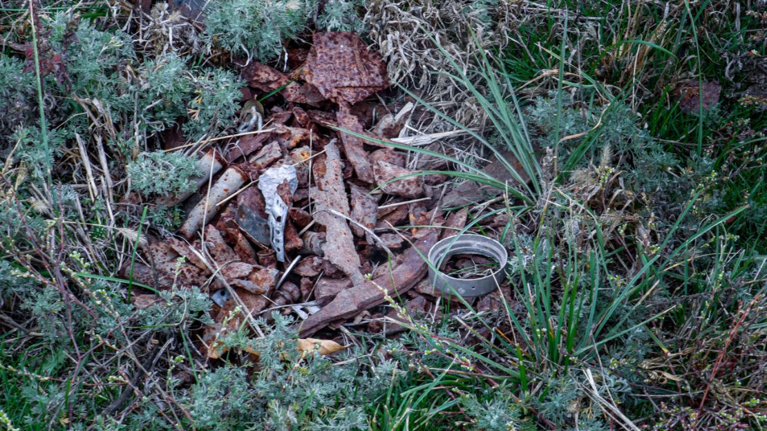 Overblijfselen van een explosief in het gras.