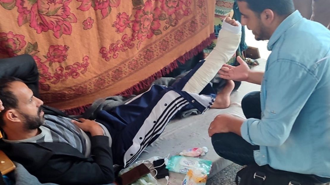  Volontaires HI menant des séances de réadaptation pour les personnes déplacées dans des abris d'urgence désignés, Khan Younès, Bande de Gaza, novembre 2023.