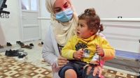 De 3-jarige Nour raakte ernstig gewond tijdens de aardbeving van 6 februari 2023. Na zeven maanden in het ziekenhuis wordt ze nog steeds regelmatig verzorgd door teams van het Aqrabat ziekenhuis, HI's partner in het noordwesten van Syrië.