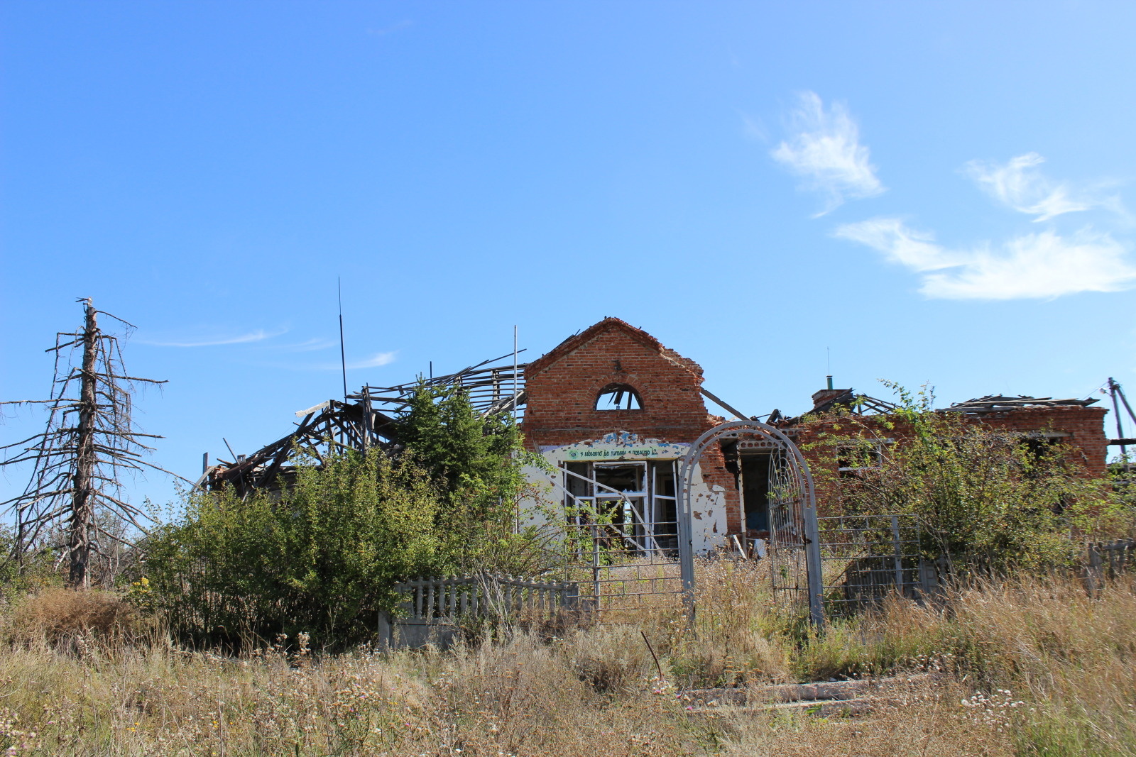 École détruite par une attaque de missile, région de Kharkiv en Ukraine.