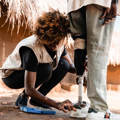 Handicap International hernieuwt oude beenprothesen