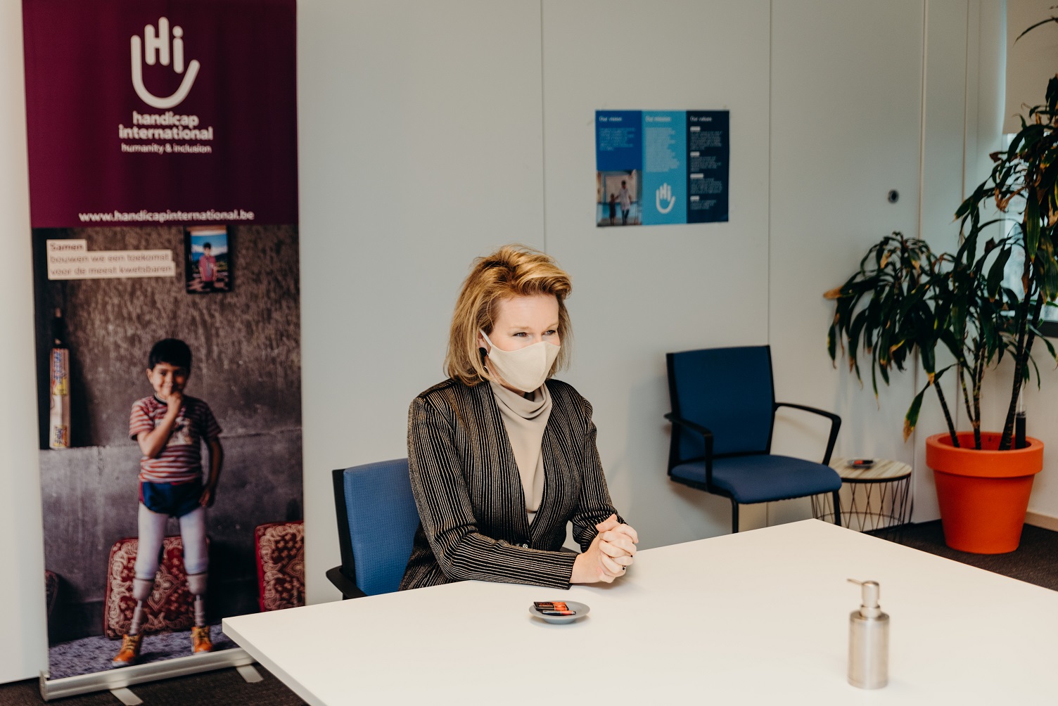 S.M. la Reine Mathilde a montré beaucoup d'intérêt pour les différentes facettes du travail réalisé par Handicap International et a promis de poursuivre son soutien à notre organisation.