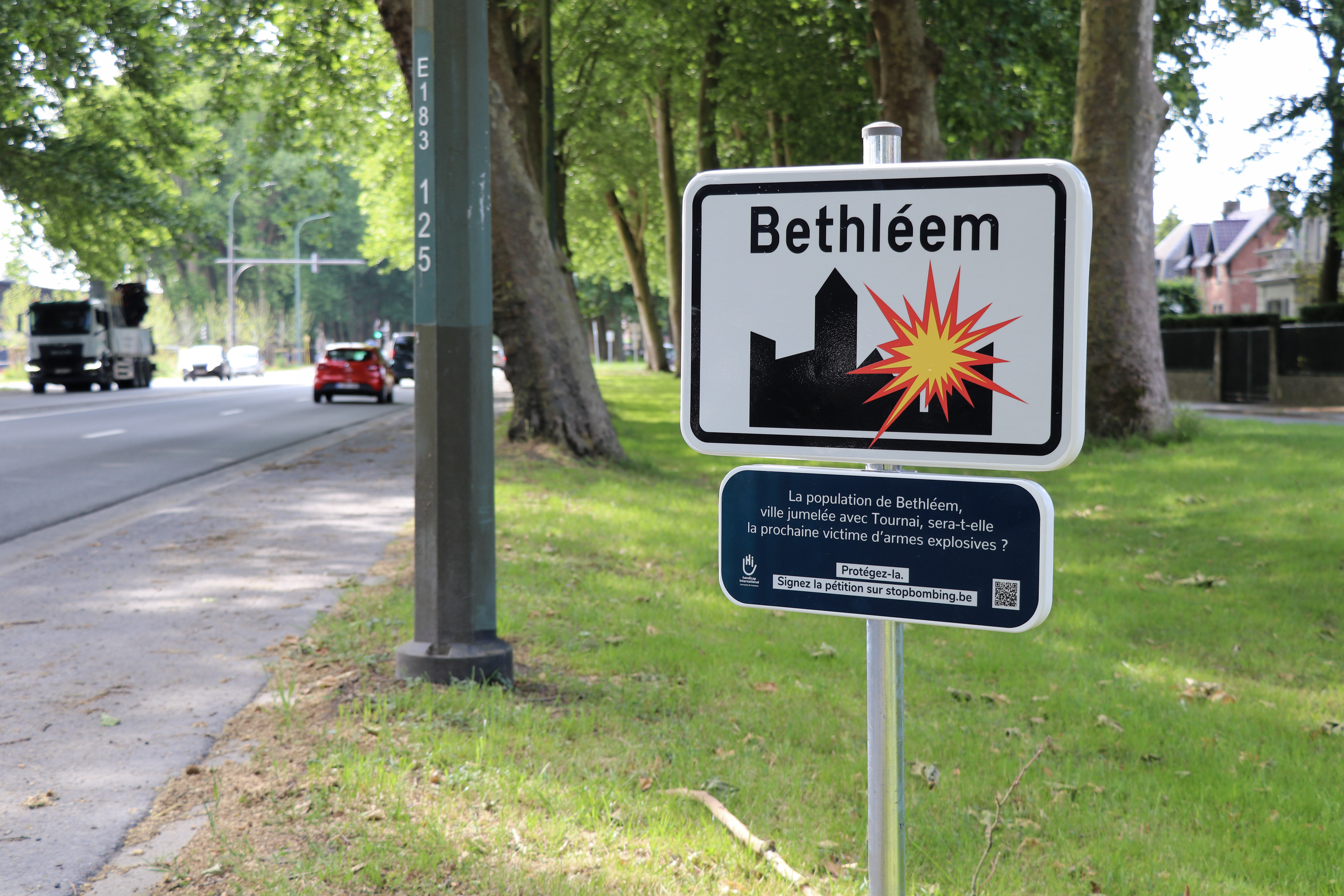 Un panneau de signalisation de Bethléem avec une explosion dessus se trouve dans une rue d'une ville.