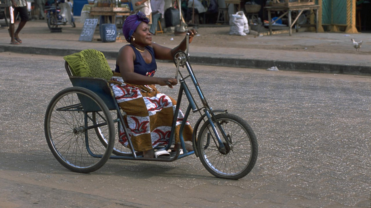 HI Benin, persoon met een beperking op driewieler