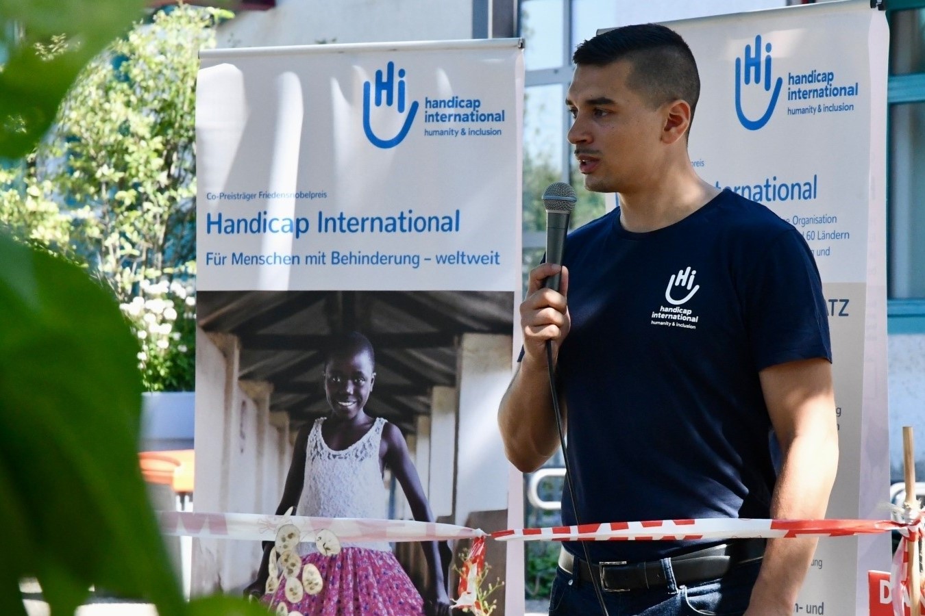 Un homme avec un micro