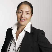 Femme en costume d'affaires et cravate posant pour une photo professionnelle.