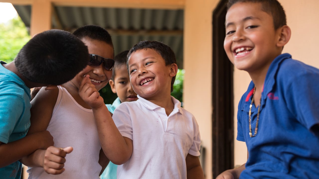 Close-up van jonge kinderen die lachen.