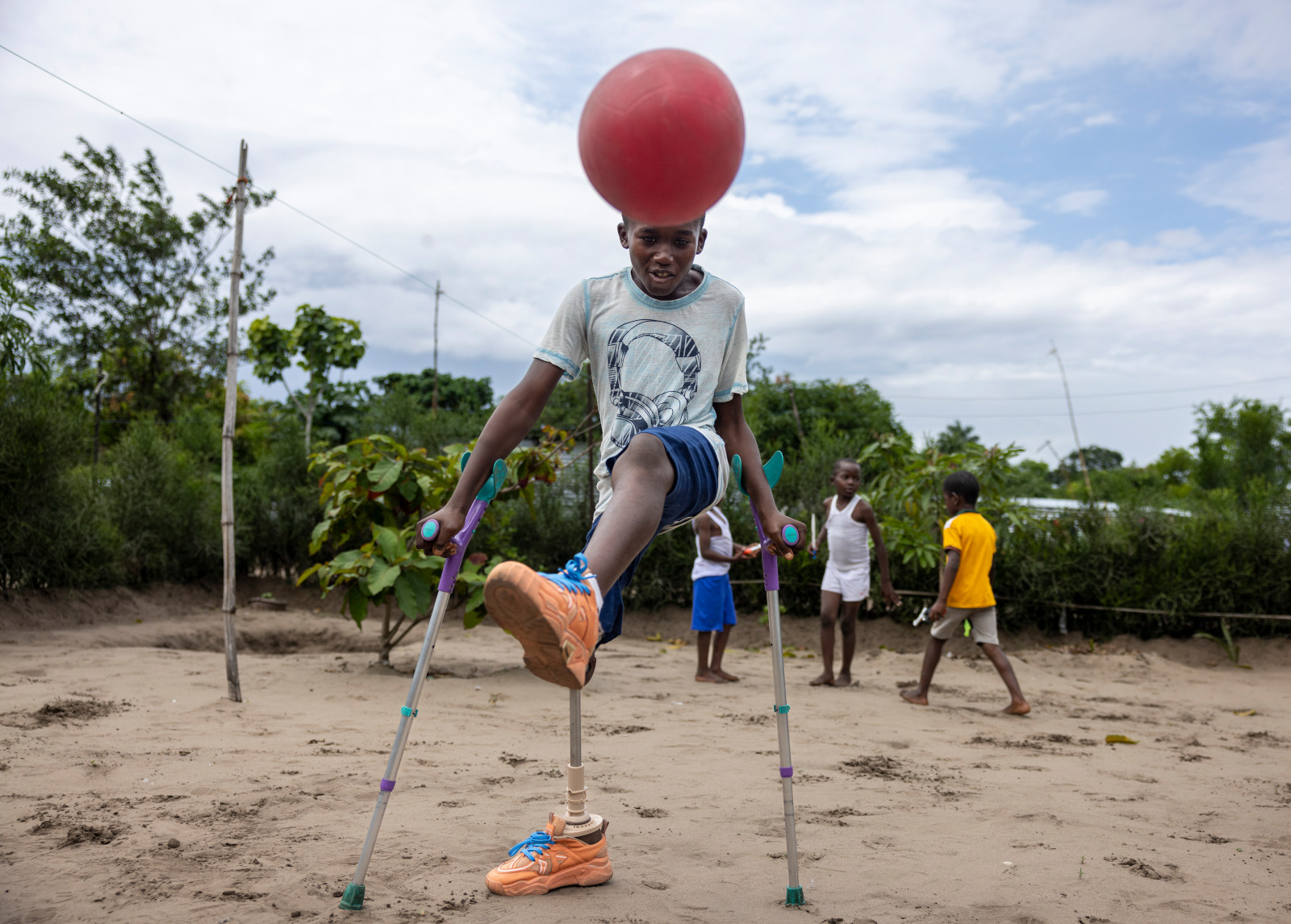 Dieudonné joue au foot dans son jardin