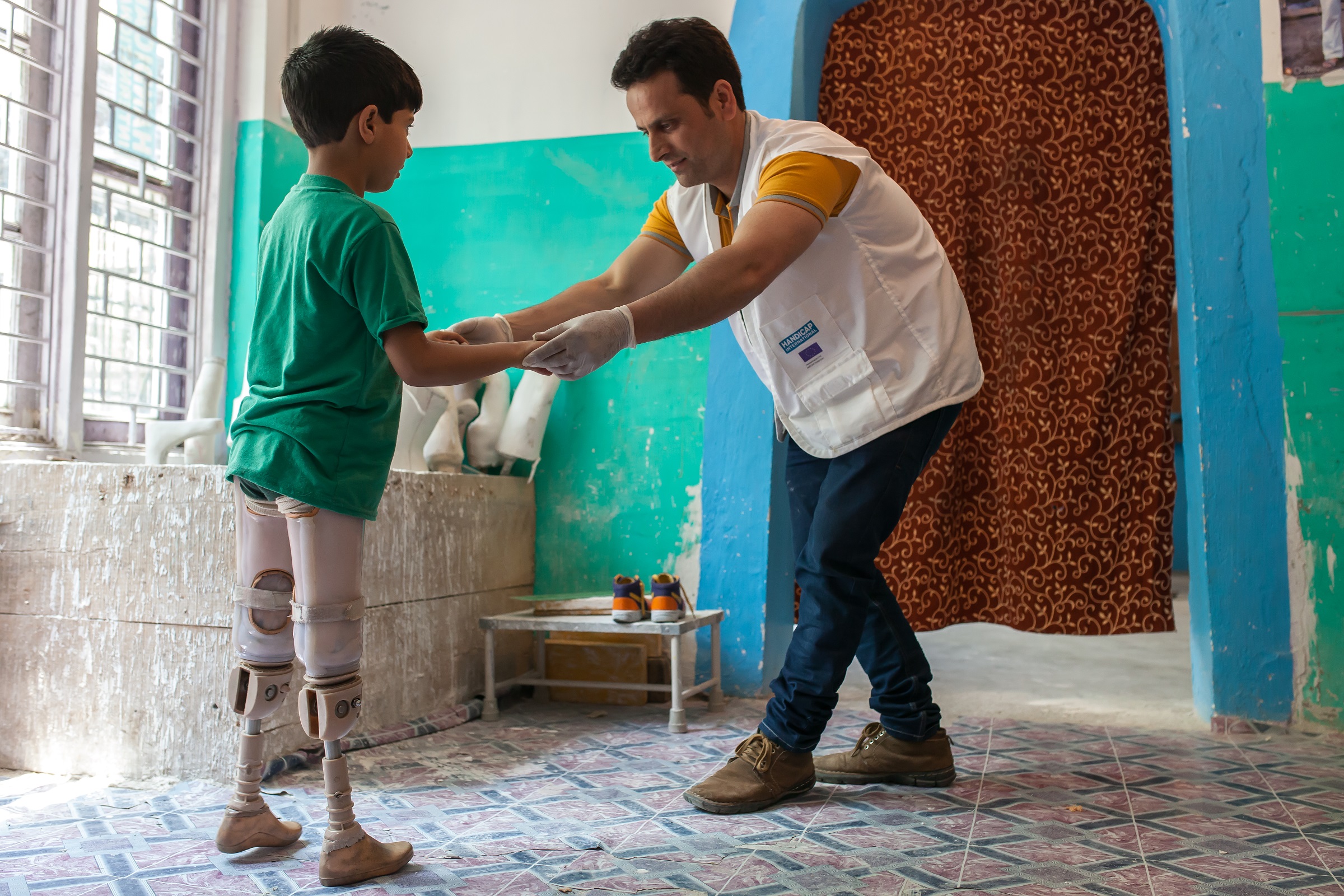 Médecin aidant un petit garçon à marcher