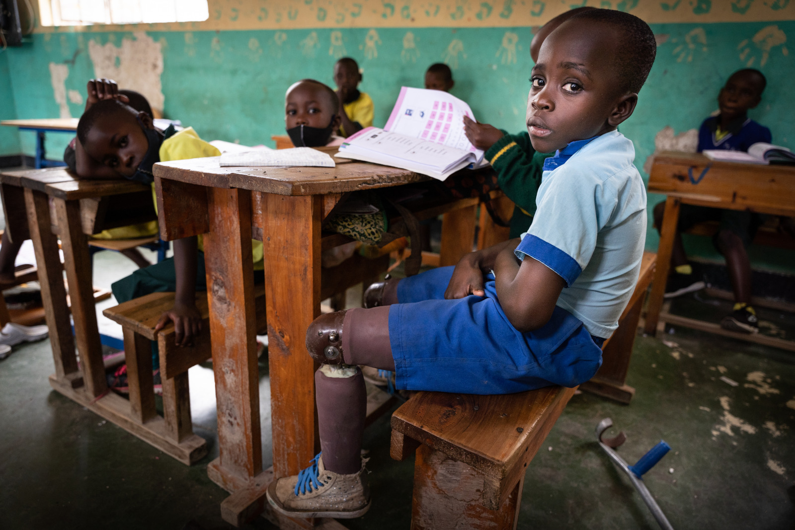  De negenjarige Longini in Rwanda kreeg dankzij de hulp van Handicap International in 2019 zijn eerste prothesen aangemeten. Het zorgde ervoor dat Longini opnieuw naar school kon. 