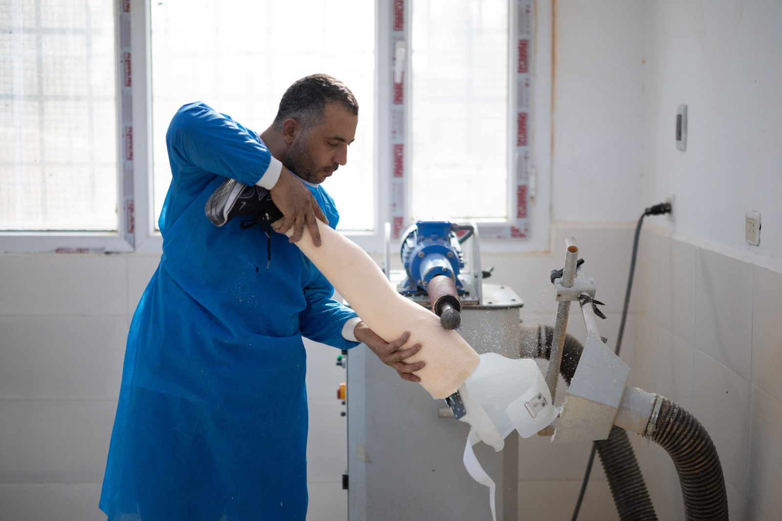 Een persoon voor een computer met een 3D-prothese