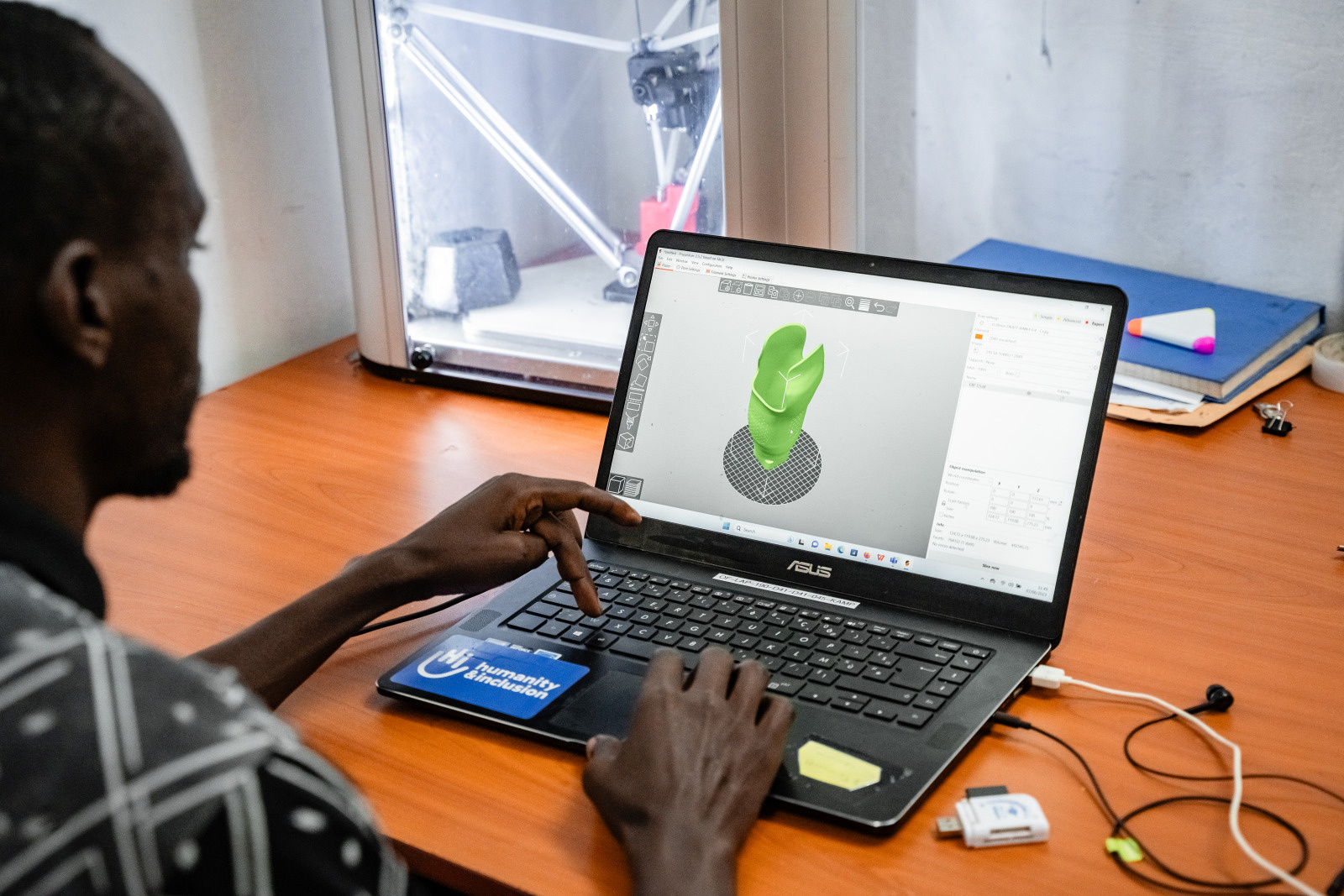 Een persoon voor een computer met een 3D-prothese