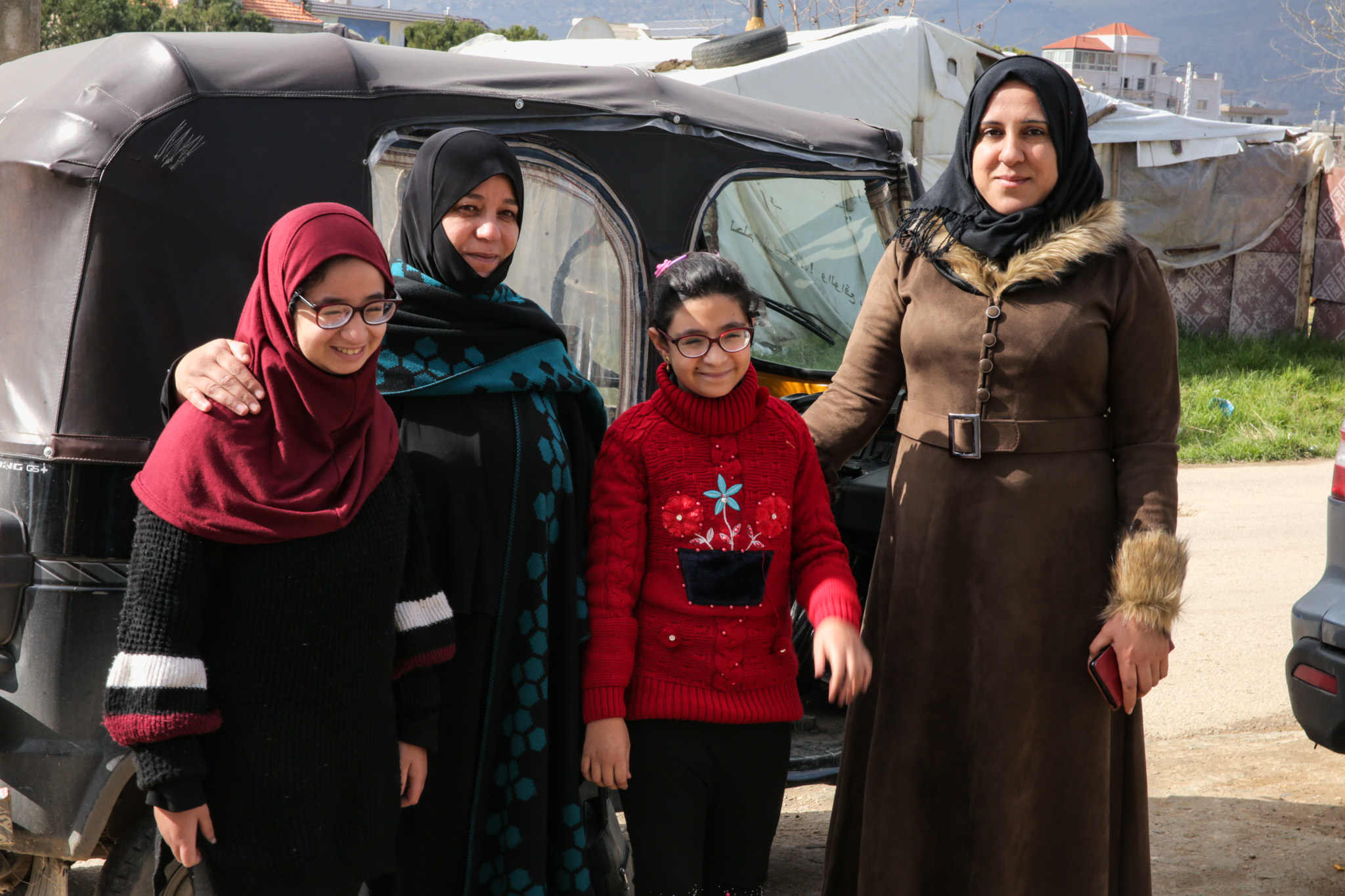Aicha et Hoda avec deux de leurs enfants après une session de réadaptation au centre Mousawat.
