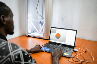 Une imprimante 3D imprime une orthèse en Ouganda. © Crolle Agency / HI