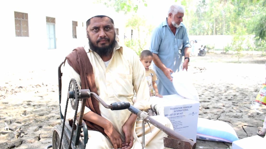 Imran Ullah reçoit son don de fournitures d'urgence.