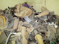 @A.BANOUNE/HI. Une pile de prothèses et d'orthèses usagées dans un centre.