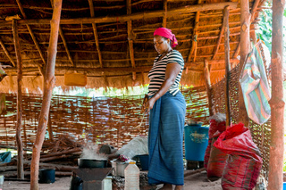 Mariama cuisine pour la famille. © A. Faye / HI