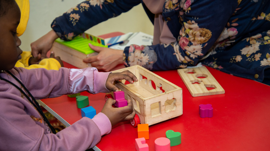 Een Soedanees kind neemt deel aan een sessie om zijn aandachtscapaciteit en hand-oogcoördinatie te ontwikkelen, georganiseerd als onderdeel van het Khotwat-project van HI voor vroegtijdige opsporing van ontwikkelingsachterstand en interventie. 
