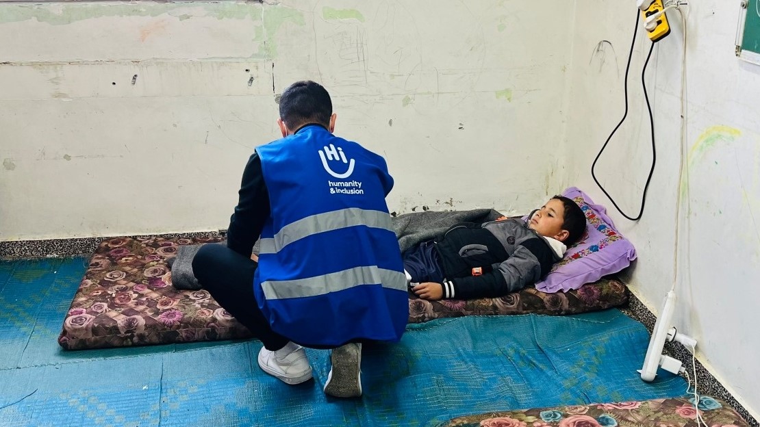 Un jeune garçon, Fouad, suivi par les équipes de Handicap International, à Rafah. 