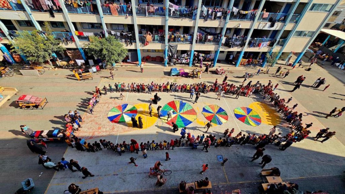 HI-medewerkers en vrijwilligers organiseren recreatieve activiteiten voor kinderen in een UNRWA-onderkomen in Khan Younès West, een stad in het zuiden van de Gazastrook. Oktober 2023.